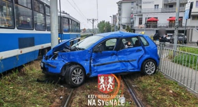Wypadek we Wrocławiu. Samoch&oacute;d osobowy zderzył się z tramwajem na Kozanowie