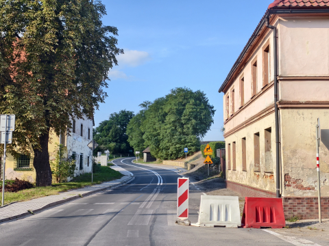 Urzędnicza przepychanka trwa, a remont drogi stoi. Mieszkańcy Brochocina: W końcu dojdzie do tragedii - 0