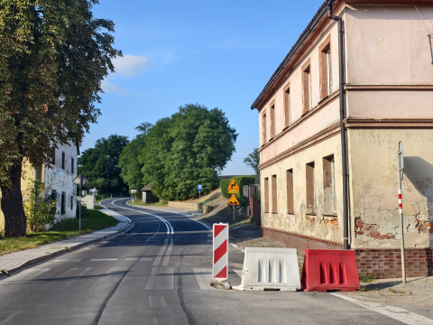 Urzędnicza przepychanka trwa, a remont drogi stoi. Mieszkańcy Brochocina: W końcu dojdzie do tragedii - 1