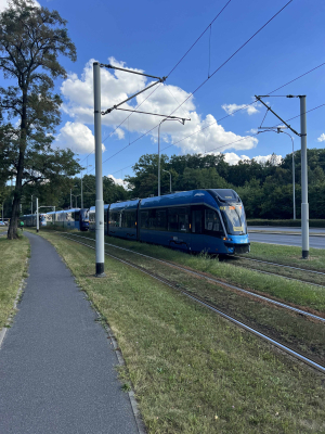 Rowerzysta potrącony przez tramwaj we Wrocławiu. Wjechał na czerwonym świetle? - 0