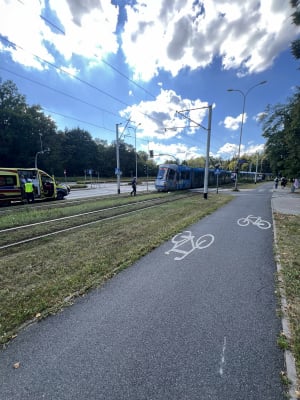 Rowerzysta potrącony przez tramwaj we Wrocławiu. Wjechał na czerwonym świetle? - 1