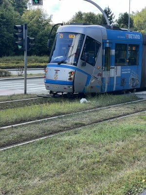 Rowerzysta potrącony przez tramwaj we Wrocławiu. Wjechał na czerwonym świetle? - 3