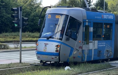 Rowerzysta potrącony przez tramwaj we Wrocławiu. Wjechał na czerwonym świetle?