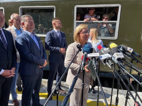 Historyczna chwila dla kolei w Polsce. Wodorowa lokomotywa wjechała do Karpacza - 1