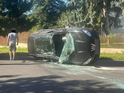 Dwie osoby ranne w wypadku na Dolnym Śląsku. Jeden z samochod&oacute;w przewr&oacute;cił się na bok