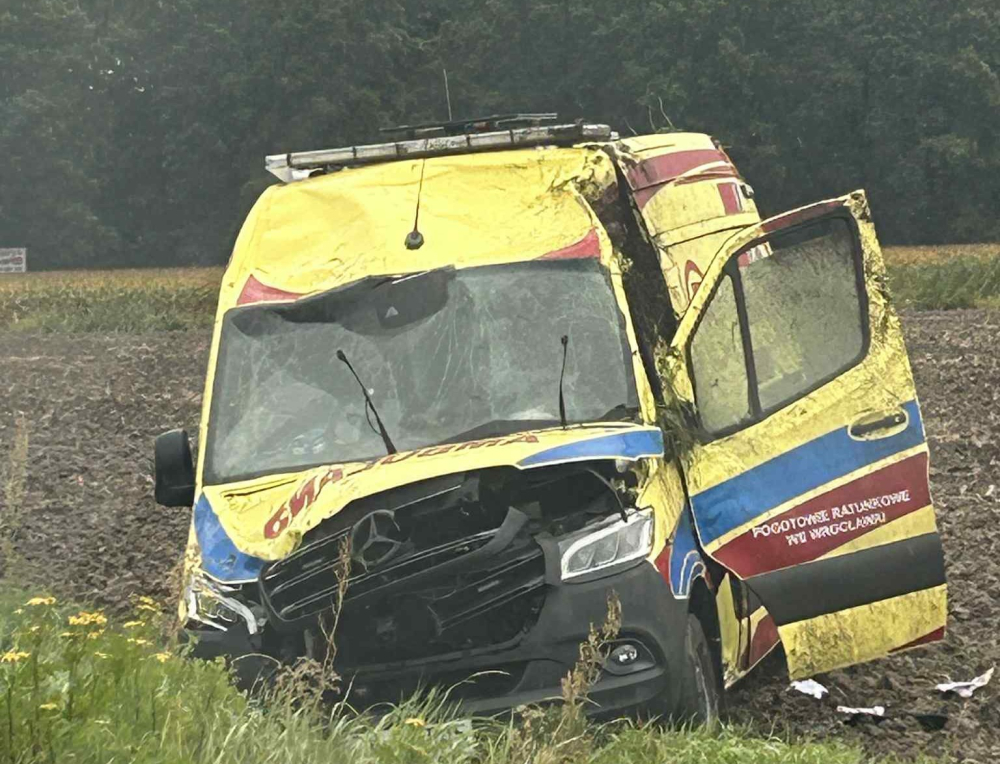 Wypadek z udziałem ambulansu. Ratownicy zostali przewiezieni do szpitala - Wypadek z udziałem ambulansu