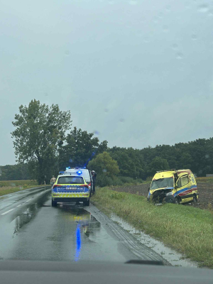 Wypadek z udziałem ambulansu. Ratownicy zostali przewiezieni do szpitala - 0