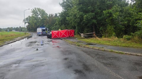 Śmiertelny wypadek w Legnicy, dachowanie karetki pod Oławą. Niebezpieczna sobota na drogach - 0