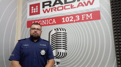 Pijana matka była zagrożeniem dla dzieci. Policjant zorganizował im nocleg w swoim domu