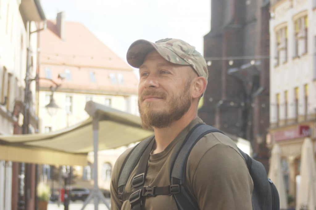 Piechotą z Medyki do Brukseli. Nie może już służyć na froncie, więc w ten sposób chce pomóc Ukrainie – Andrij Madżarow idzie piechotą z Medyki do Brukseli.
