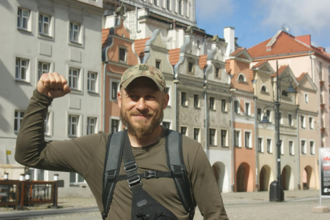 Piechotą z Medyki do Brukseli. Nie może już służyć na froncie, więc w ten sposób chce pomóc Ukrainie - 0