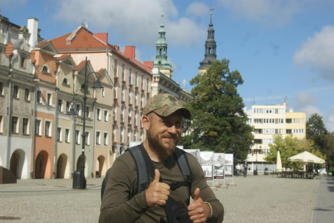Piechotą z Medyki do Brukseli. Nie może już służyć na froncie, więc w ten sposób chce pomóc Ukrainie - 1
