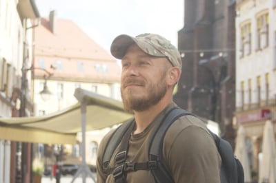 Piechotą z Medyki do Brukseli. W ten spos&oacute;b były żołnierz chce pom&oacute;c Ukrainie