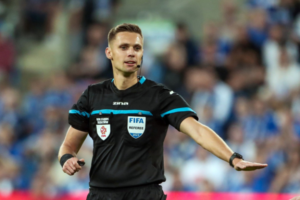 Wrocławski arbiter poprowadzi mecz w eliminacjach MŚ - Damian Sylwestrzak zalicza się do czołówki polskich sędziów piłkarskich
