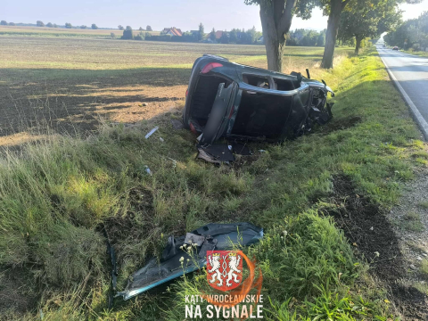 Osobówka wypadła z drogi, kierowca uciekł. Groźny wypadek w gminie Kąty Wrocławskie [ZDJĘCIA] - 0