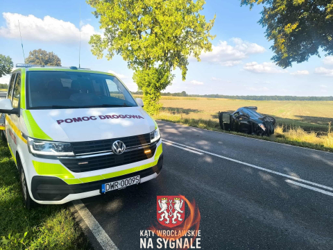Osobówka wypadła z drogi, kierowca uciekł. Groźny wypadek w gminie Kąty Wrocławskie [ZDJĘCIA] - 1