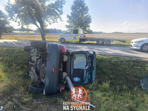 Osobówka wypadła z drogi, kierowca uciekł. Groźny wypadek w gminie Kąty Wrocławskie [ZDJĘCIA] - 2