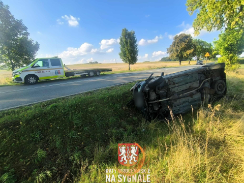 Osobówka wypadła z drogi, kierowca uciekł. Groźny wypadek w gminie Kąty Wrocławskie [ZDJĘCIA] - 6