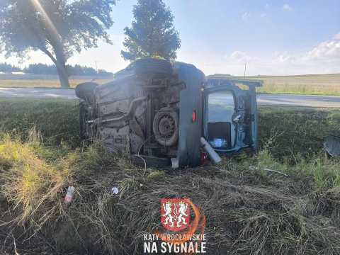 Osobówka wypadła z drogi, kierowca uciekł. Groźny wypadek w gminie Kąty Wrocławskie [ZDJĘCIA] - 7