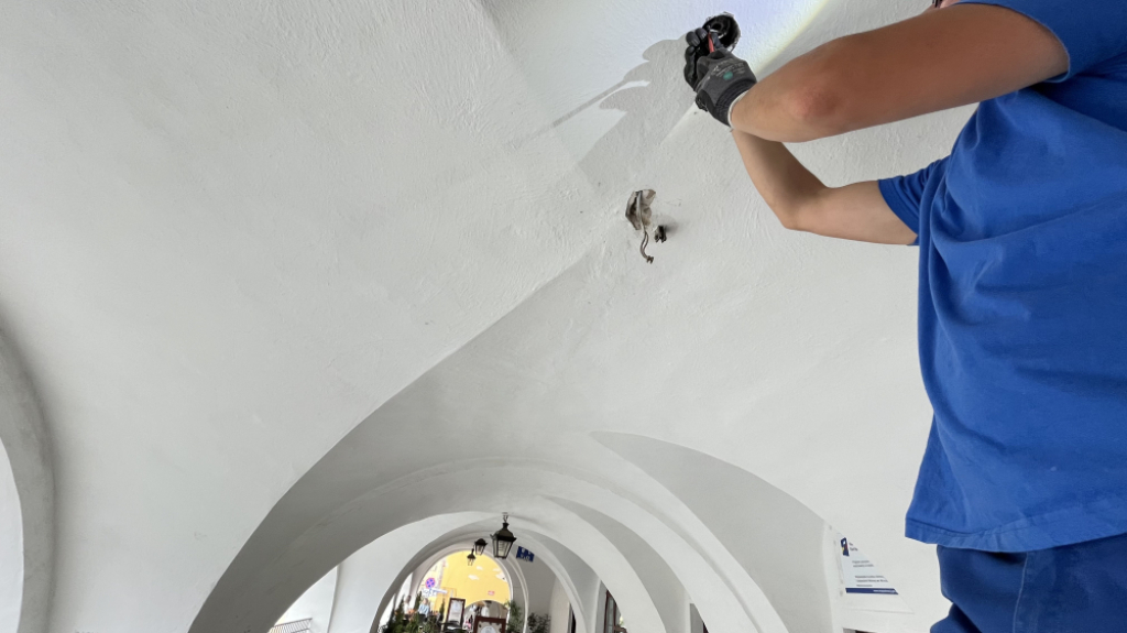 Jelenia Góra: Od dwóch lat nie świecą lampy pod zabytkowymi arkadami. W końcu ma się to zmienić - W Jeleniej Górze pod arkadami mają zaświecić lampy i ma być bezpieczniej.