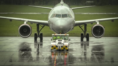 Wrocławskie lotnisko przyjęło dwa samoloty. Nie mogły wylądować w Warszawie