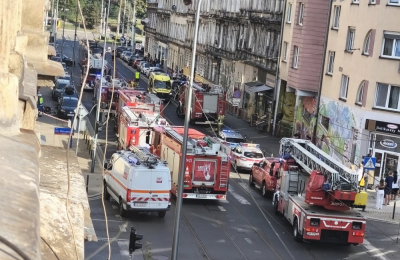 Pożar mieszkania na Nadodrzu. 3 osoby poszkodowane, 8 zastęp&oacute;w w akcji