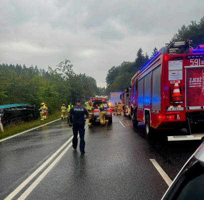Porsche w rowie po zderzeniu z ciężarówką, jedna osoba ranna. DK 8 zablokowana przez kilka godzin - 0