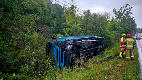 Porsche w rowie po zderzeniu z ciężarówką, jedna osoba ranna. DK 8 zablokowana przez kilka godzin - 1