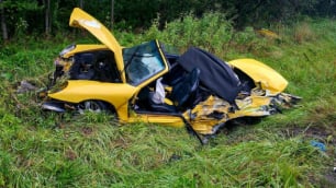 Porsche w rowie po zderzeniu z ciężar&oacute;wką, jedna osoba ranna. DK8 była zablokowana