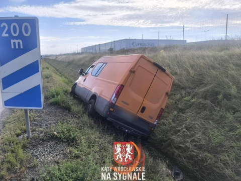 Bus wpadł do rowu na autostradzie A4. Długi korek pod Wrocławiem [ZDJĘCIA] - 1