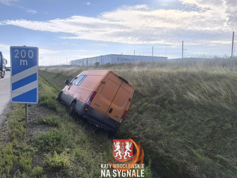Bus wpadł do rowu na autostradzie A4. Długi korek pod Wrocławiem [ZDJĘCIA] - 2