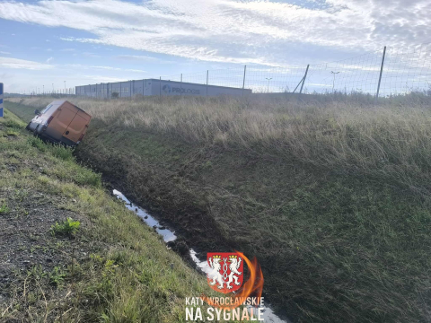 Bus wpadł do rowu na autostradzie A4. Długi korek pod Wrocławiem [ZDJĘCIA] - 3