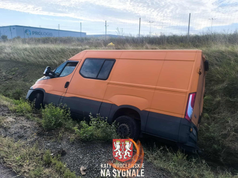 Bus wpadł do rowu na autostradzie A4. Długi korek pod Wrocławiem [ZDJĘCIA] - 4