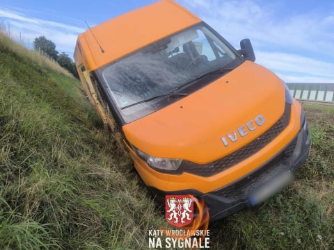 Bus wpadł do rowu na autostradzie A4. Długi korek pod Wrocławiem [ZDJĘCIA] - 5