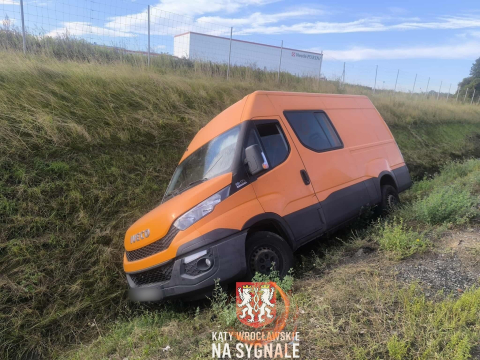 Bus wpadł do rowu na autostradzie A4. Długi korek pod Wrocławiem [ZDJĘCIA] - 6