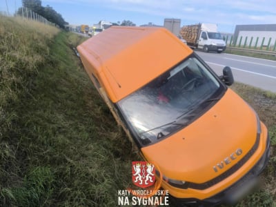 Bus wpadł do rowu na autostradzie A4. Długi korek pod Wrocławiem [ZDJĘCIA]