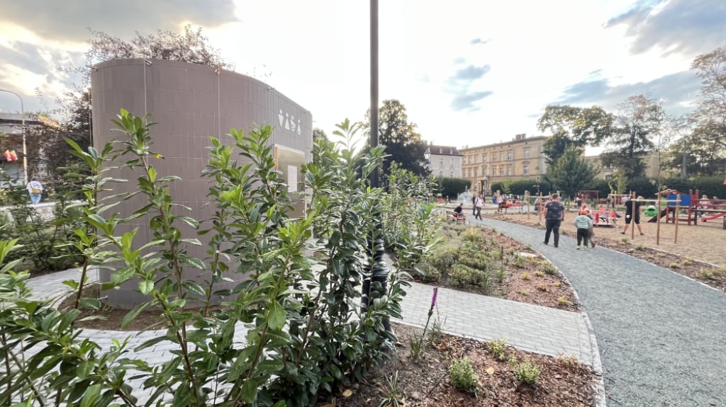 Nowy plac zabaw w centrum Jeleniej Góry. Niektórzy mają obawy o... toaletę – Nowy plac zabaw w centrum Jeleniej Góry.