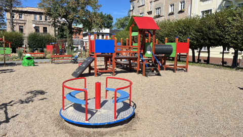Nowy plac zabaw w centrum Jeleniej Góry. Niektórzy mają obawy o... toaletę - 1