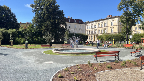 Nowy plac zabaw w centrum Jeleniej Góry. Niektórzy mają obawy o... toaletę - 3