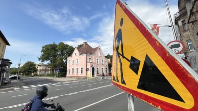 Kolejne utrudnienia w Jeleniej G&oacute;rze. Ważne zmiany dla kierowc&oacute;w na ulicy Wolności
