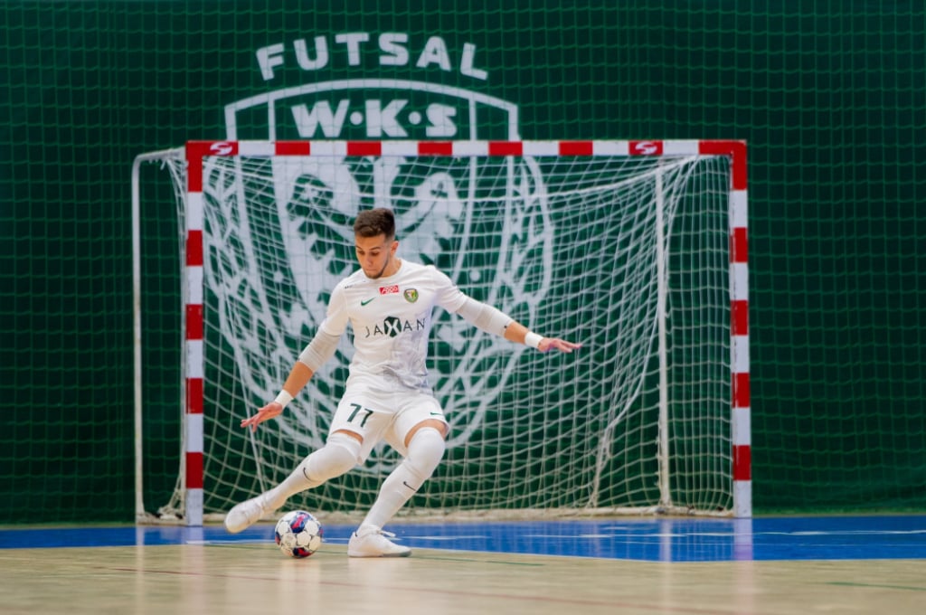 Wrocławscy futsaliści wciąż bez wygranej w ekstraklasie. Śląsk przegrał w Opolu - Wrocławscy futsaliści wciąż bez wygranej w ekstraklasie. Na zdjęciu Kamil Izbiański.