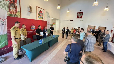 Ruszył remont jeleniogórskiej jednostki straży pożarnej, zniszczonej w powodzi. Ratownicy czekali rok - 6