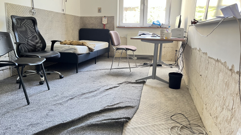 Ruszył remont jeleniogórskiej jednostki straży pożarnej, zniszczonej w powodzi. Ratownicy czekali rok - 2