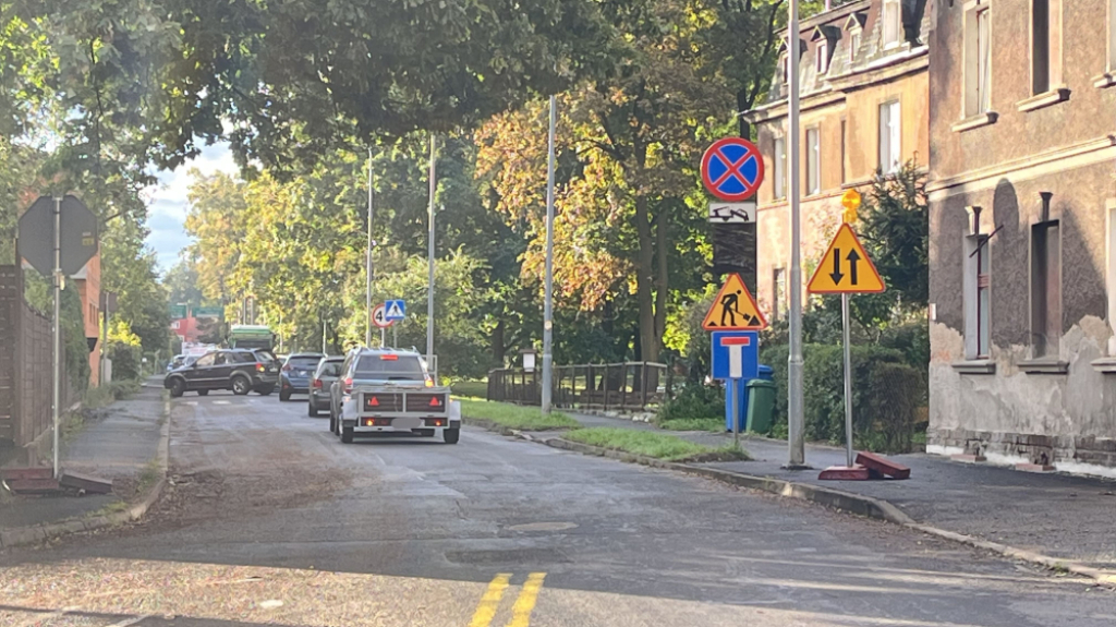 Utrudnienia na jeleniogórskim skrzyżowaniu. Kierowcy narzekają na niejasne oznakowanie - Według mieszkańców, miejsce prowadzenia prac jest nieprecyzyjnie oznakowane. 