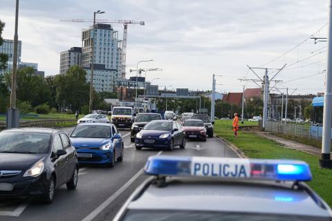 Fragmenty estakady spadły na jezdnię. Utrudnienia na placu Społecznym [ZDJĘCIA] - 0