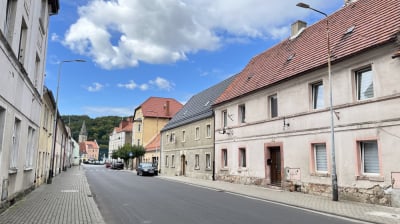 Wleń rok po powodzi. Wiele dom&oacute;w czeka na odbudowę, a szkoła na modernizację