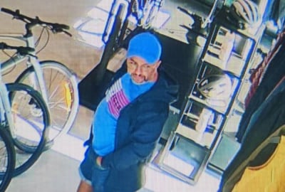 Skradziono rower za 70 tysięcy złotych. Policja poszukuje tego mężczyzny