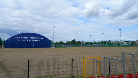 Kiedyś pasły się tam kozy, dziś to jeden z najlepszych ośrodków sportowych. Tak wygląda nowa akademia Miedzi Legnica [WIDEO] - 7