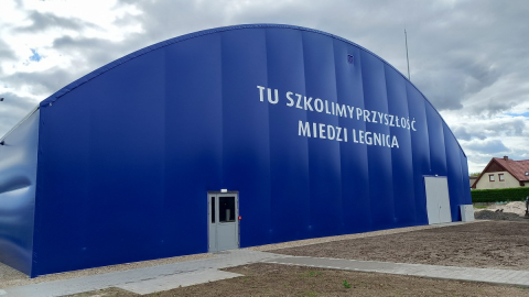 Kiedyś pasły się tam kozy, dziś to jeden z najlepszych ośrodków sportowych. Tak wygląda nowa akademia Miedzi Legnica [WIDEO] - 3