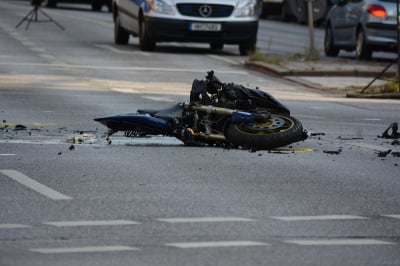 Zderzenie osob&oacute;wki i motocykla. Kierowca samochodu uciekł, zostawiając motocyklistę